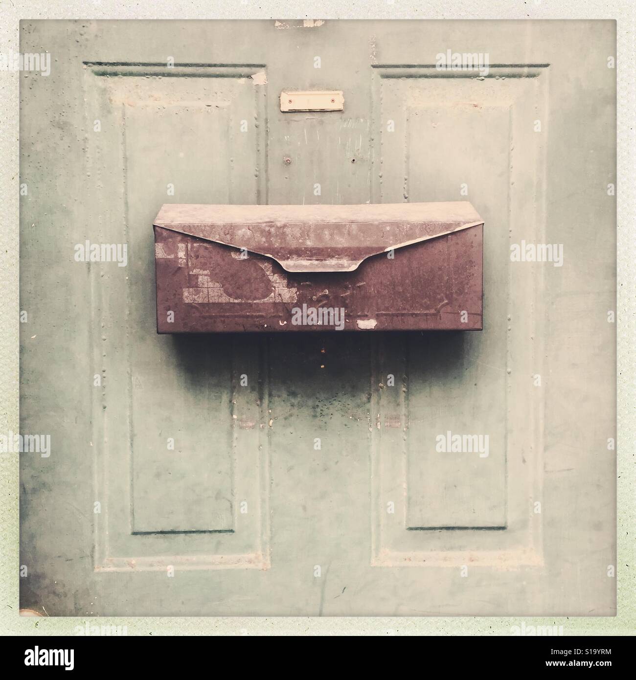 Verrostete Postfach auf eine grüne Tür. Stockfoto