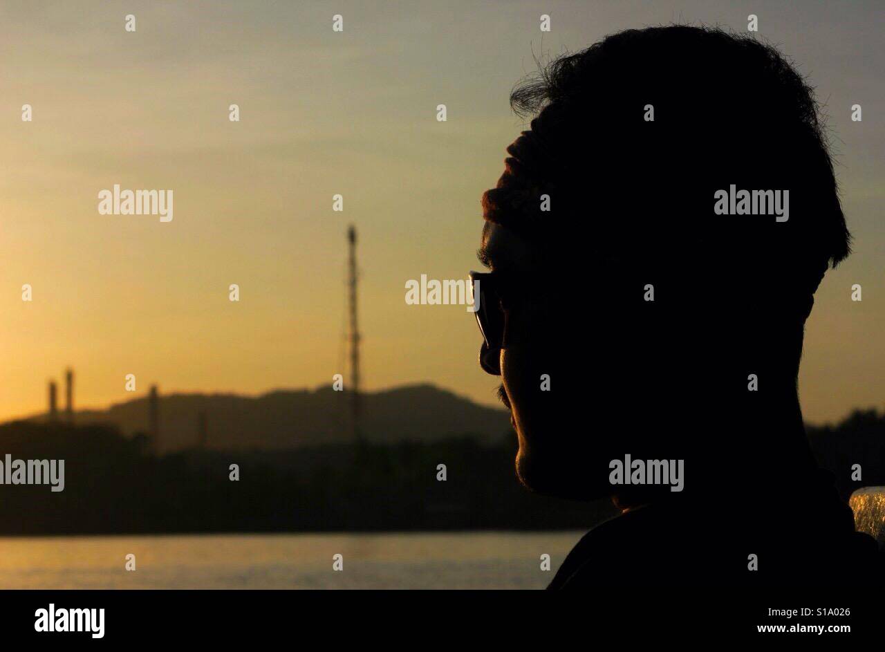 Touristen auf der Suche Sonnenuntergang im Hafen von Anyer Stockfoto