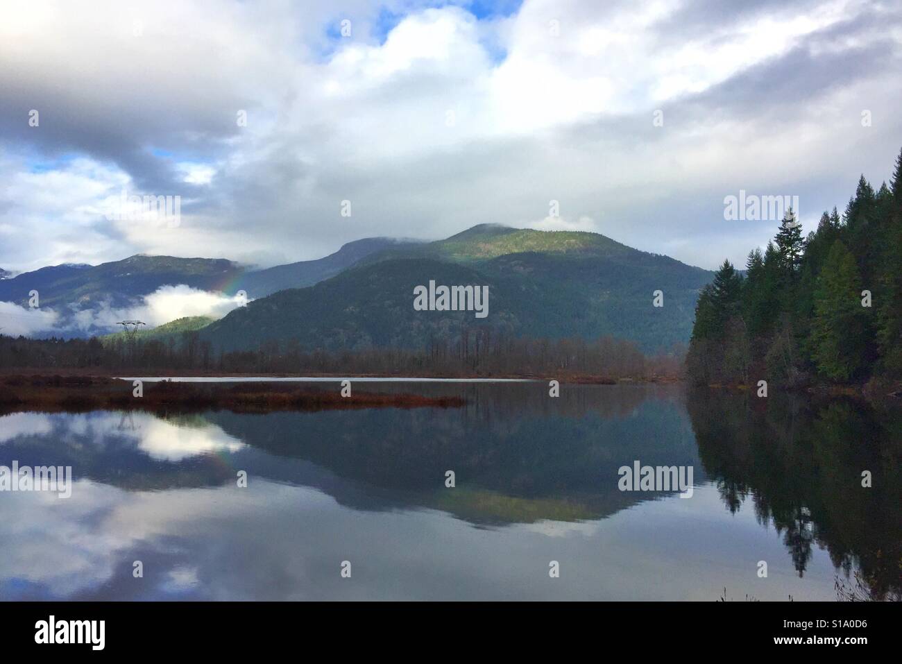 Reflexion der Berge und Wälder auf dem See Stockfoto