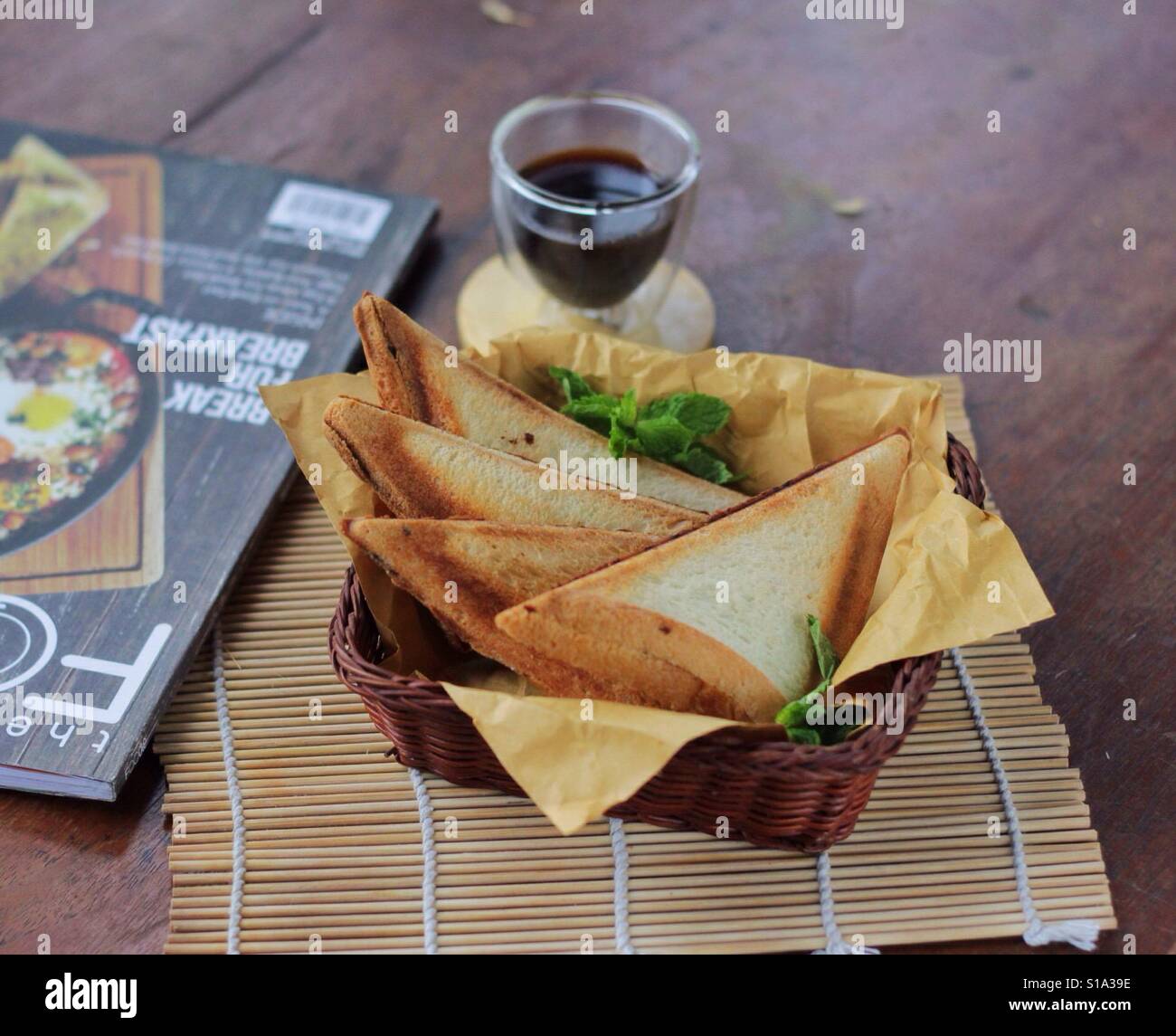 Frühstückskarte, Toast mit einer Tasse schwarzen Kaffee und Magazin Stockfoto