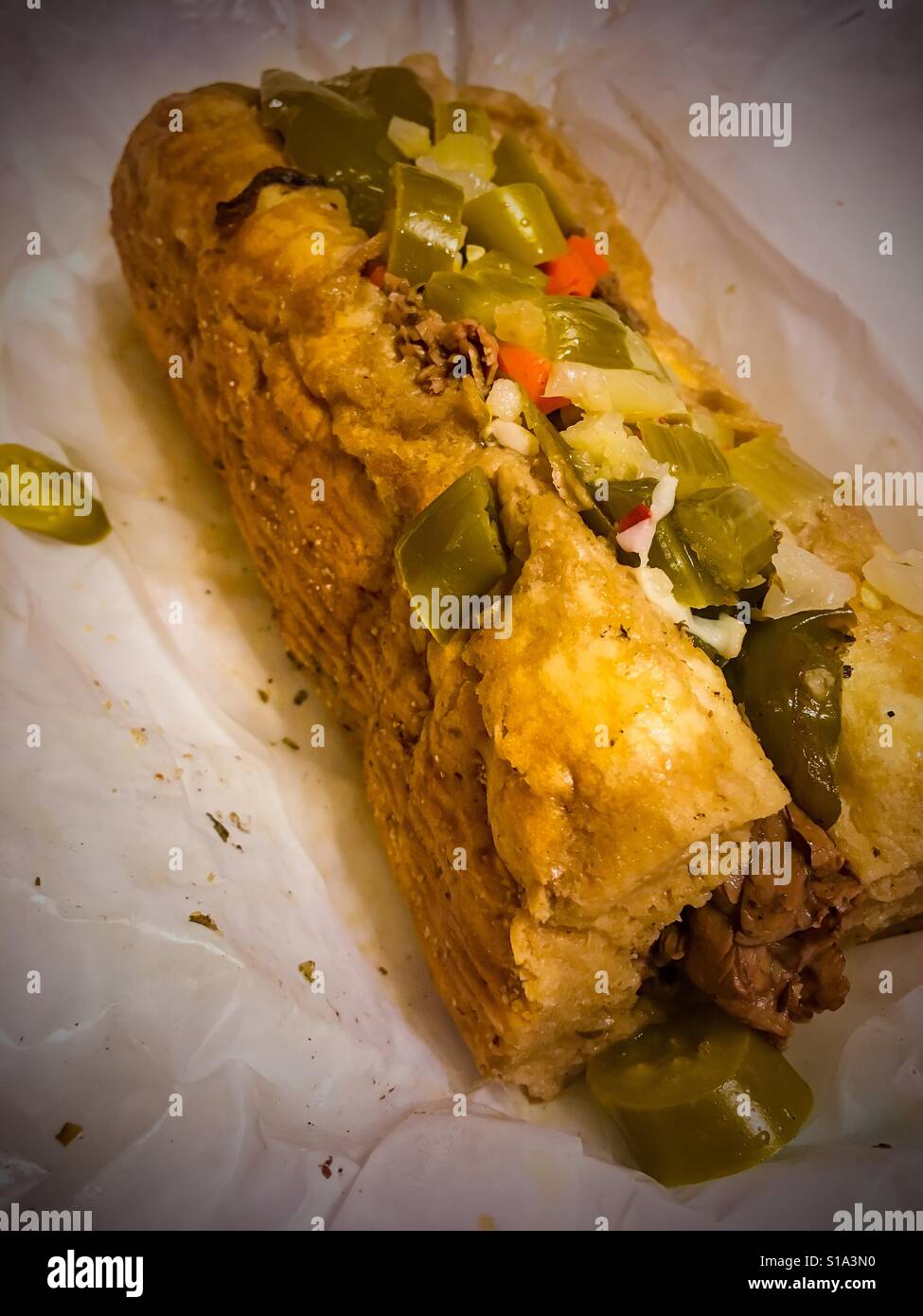 Der Allmächtige Portillo Rindfleisch Sandwich, tauchte mit süßen und Peperoni Stockfoto