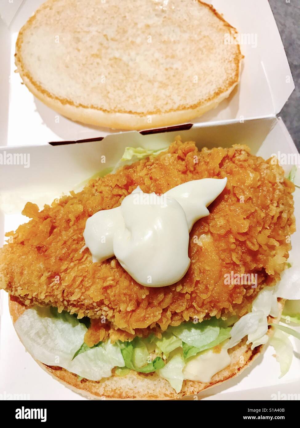 KFC Zinger Burger mit extra-mayonnaise Stockfoto