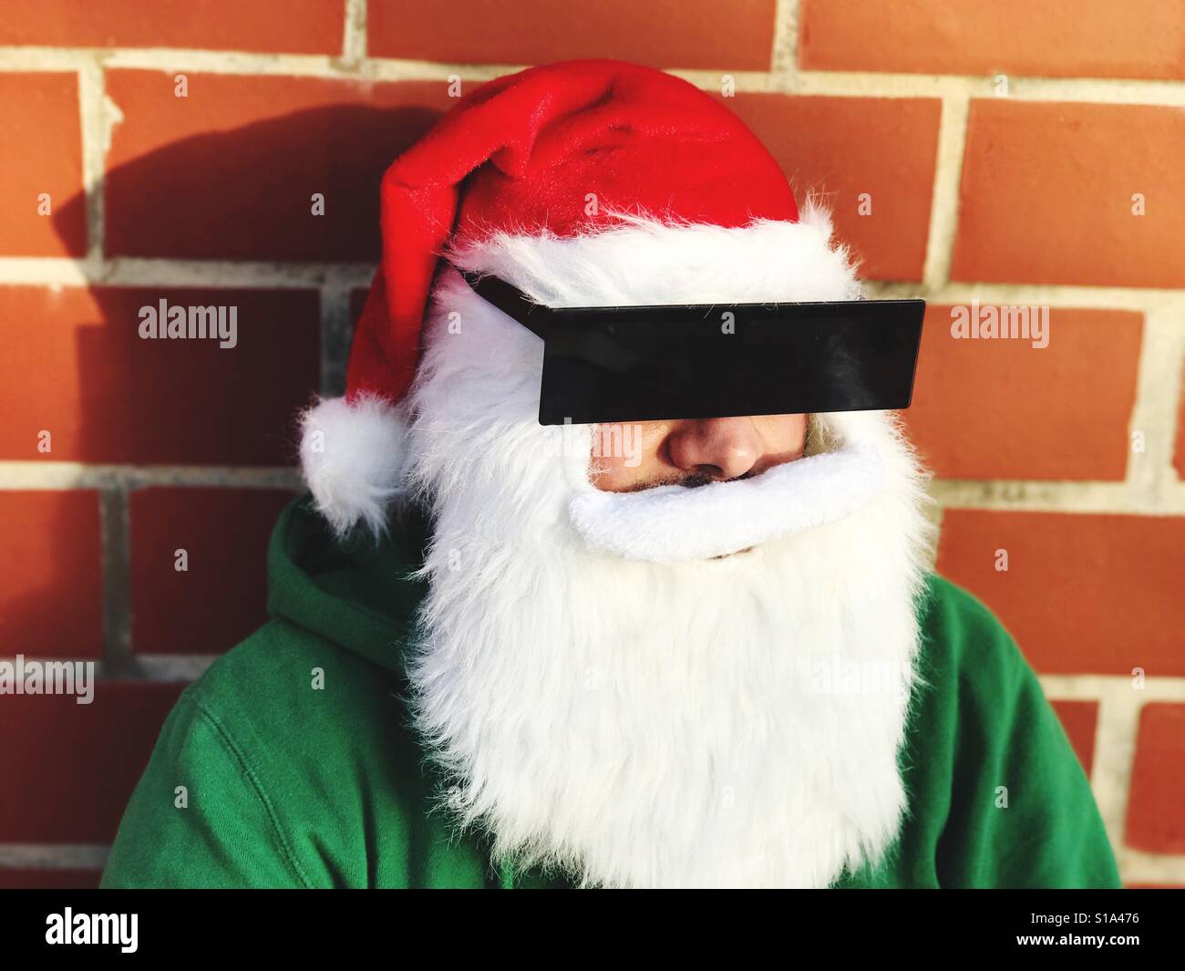 Santa Claus mit Sonnenbrille Stockfoto