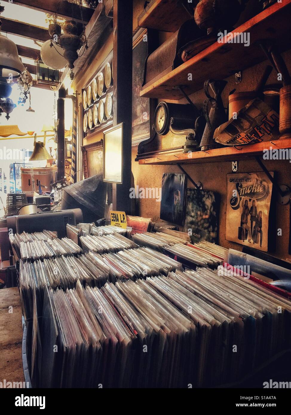 Vinyl-Schallplatten in einem second-hand-shop Stockfoto