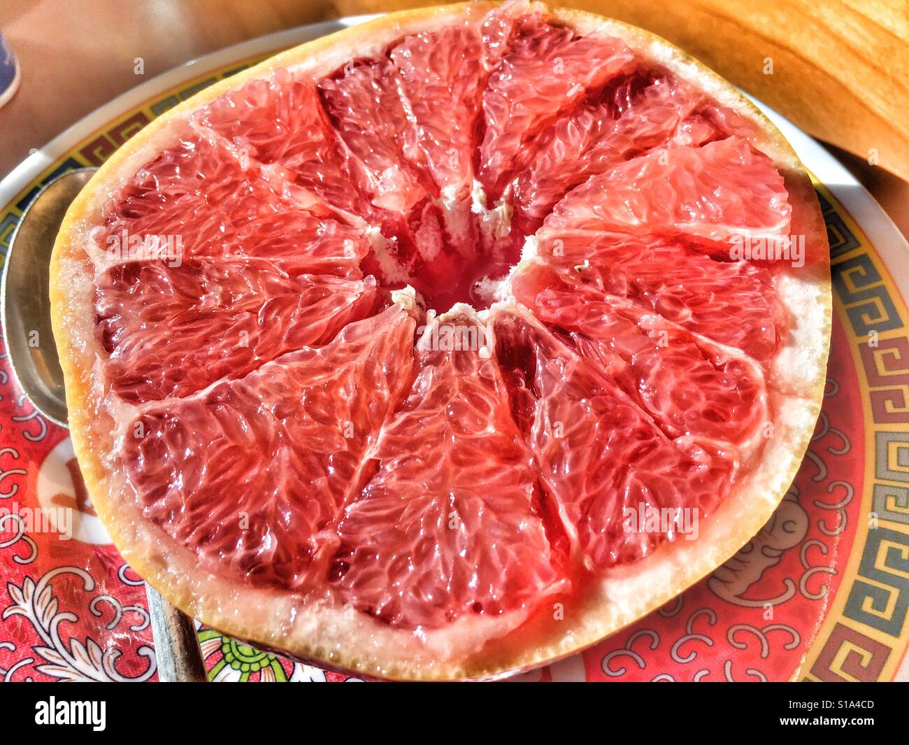 Rote Grapefruit, zerschnitten und bereit zum Frühstück Essen - Smartphone-aufgenommenes Stockfoto