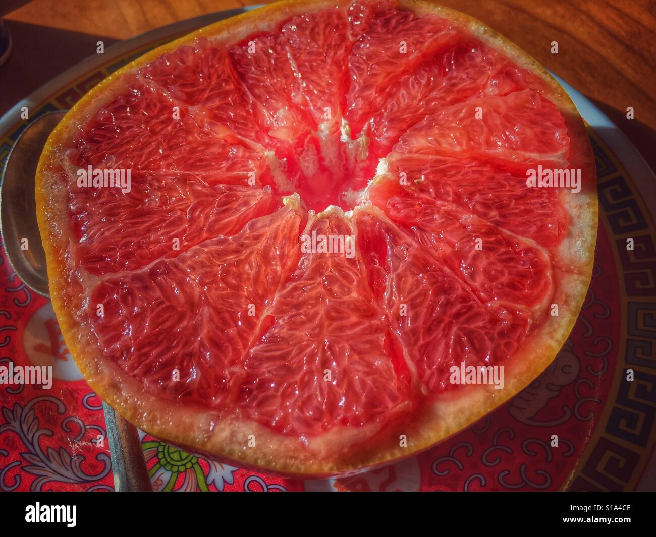 Rote Grapefruit, zerschnitten und bereit zum Frühstück Essen - Smartphone-aufgenommenes Stockfoto