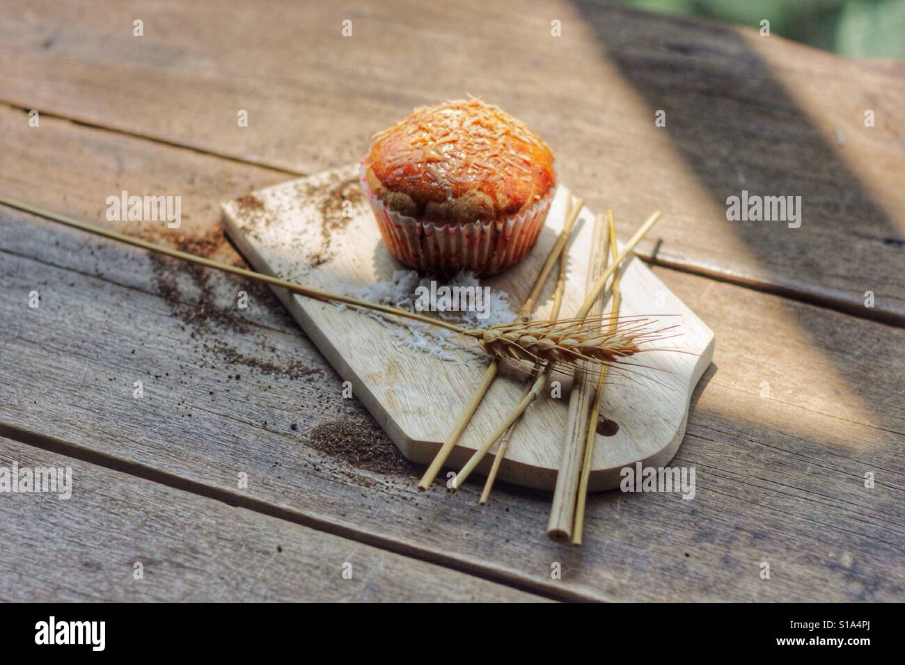 Muffins mit Weizen auf Holztisch Stockfoto