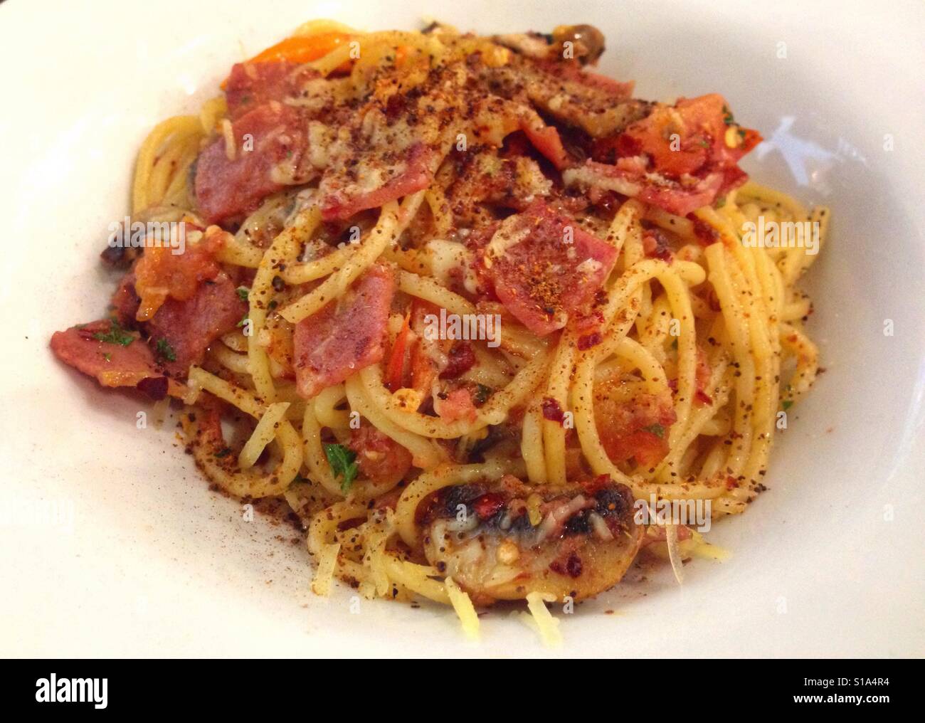 Aglio Olio mit Paprikaflocken, Rindfleisch und Käse Stockfoto