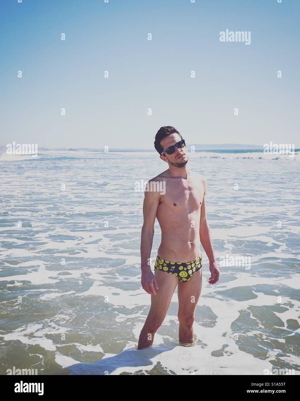Mann im Tacho am Strand Stockfoto