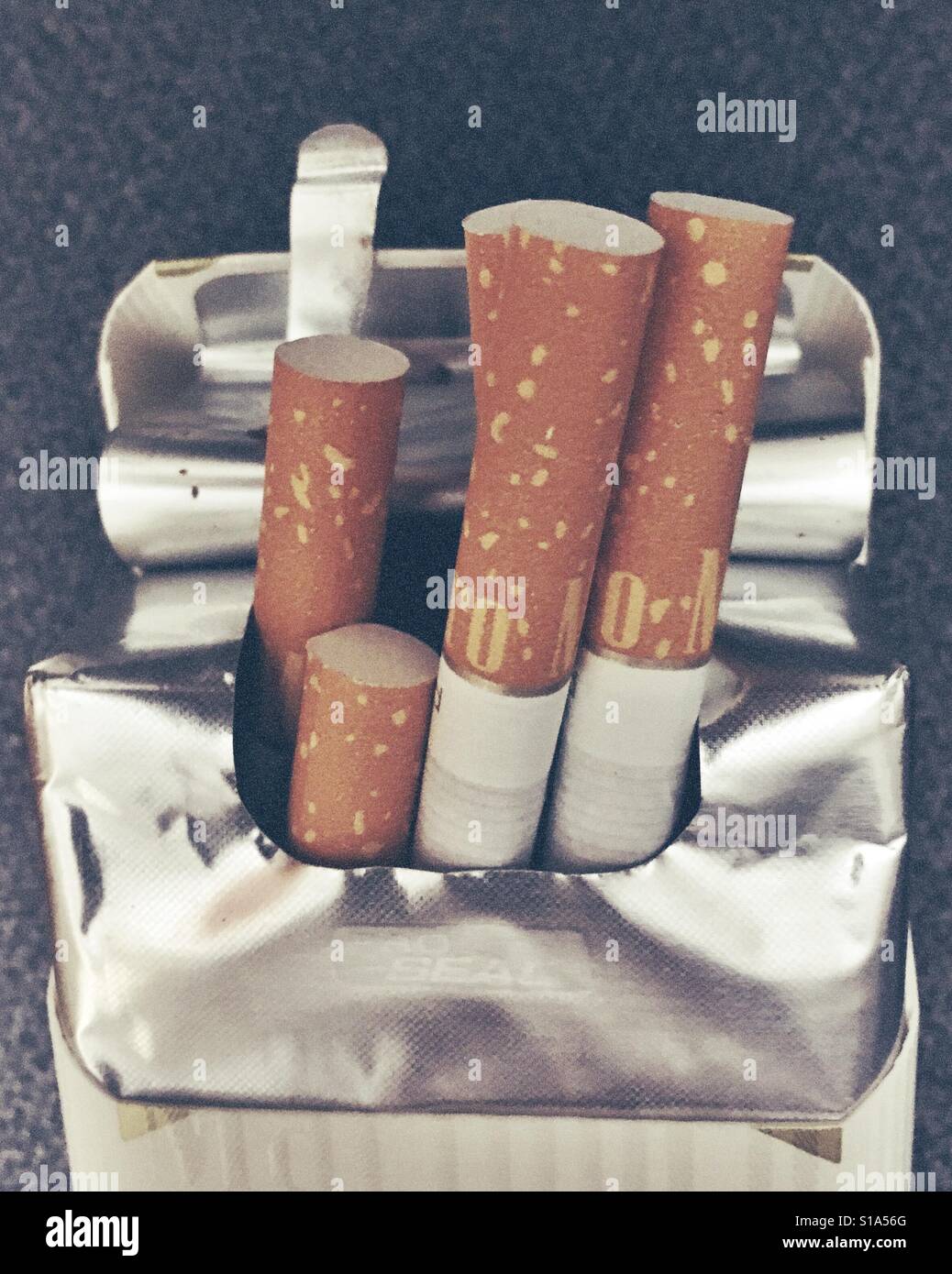 Packung Zigaretten - Smartphone-aufgenommenes Stockfoto