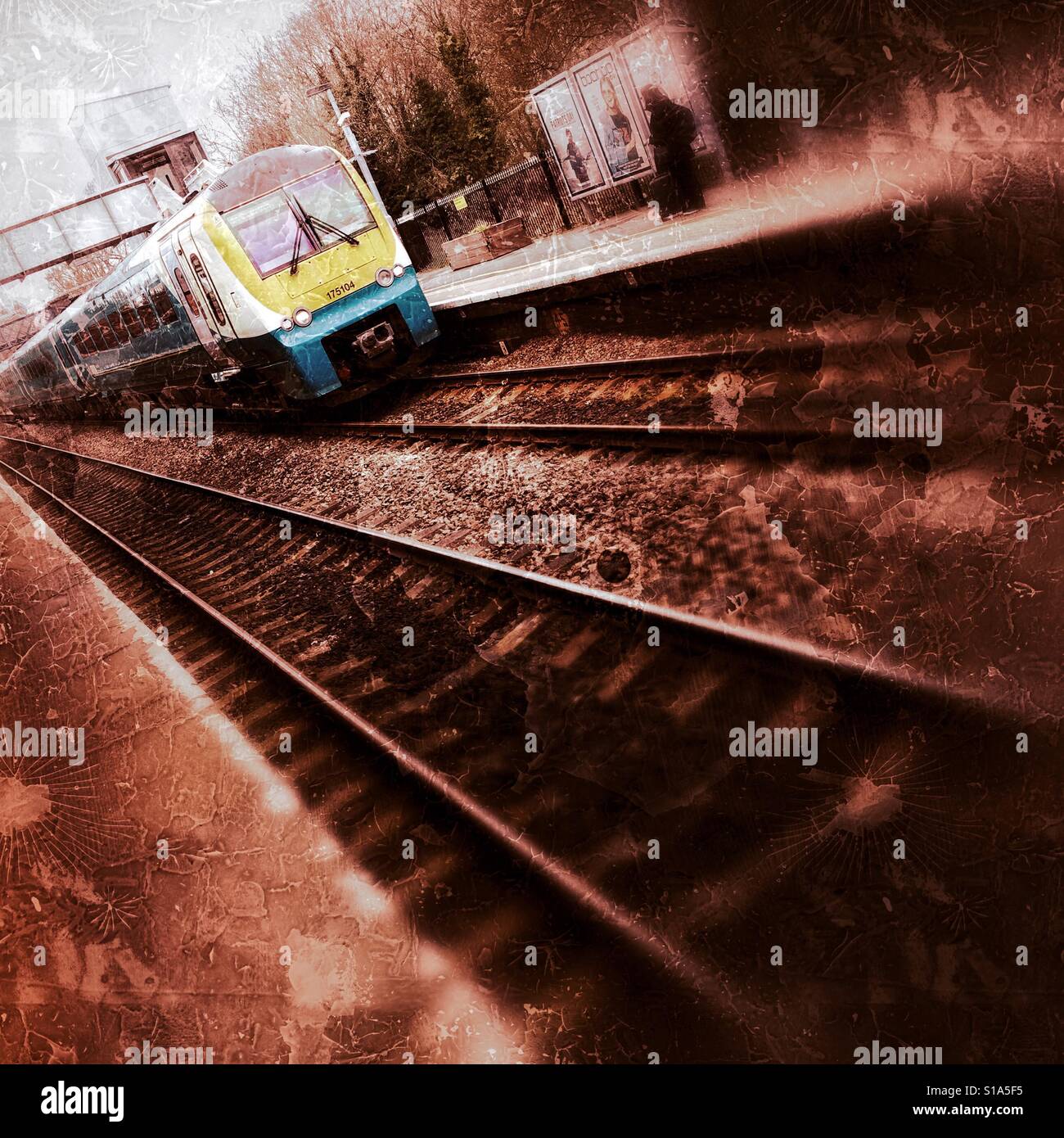 Zug kommt am Bahnhof Bahnsteig UK - Smartphone-aufgenommenes Stockfoto