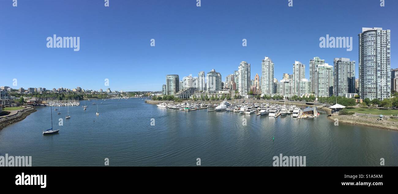 Skyline von Vancouver aus Cambie St.-Brücke mit Blick auf False Creek mit Yaletown und Kai Marina auf der rechten Seite Stockfoto