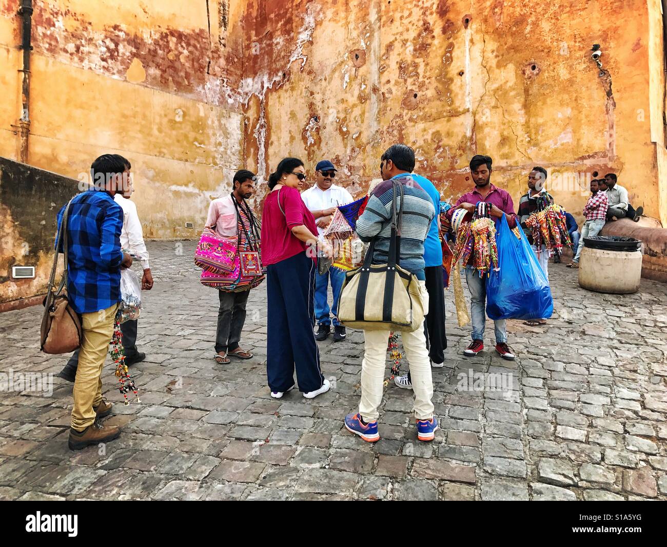 Straßenhändler in Amer Fort, Jaipur, Indien - Smartphone-aufgenommenes Stockfoto