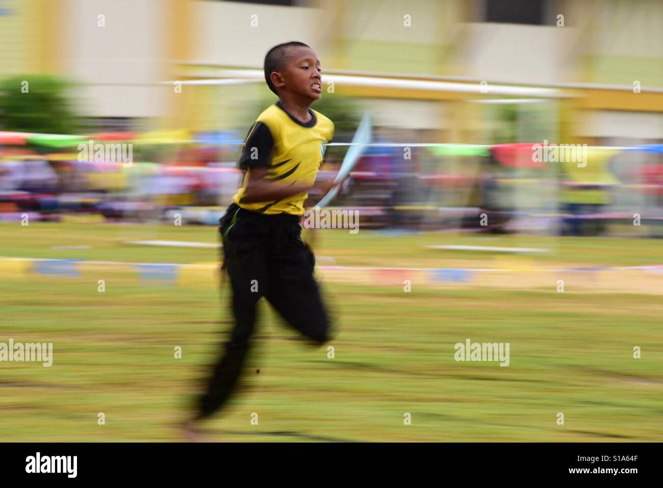 Kind läuft in Schulsporttag Stockfoto