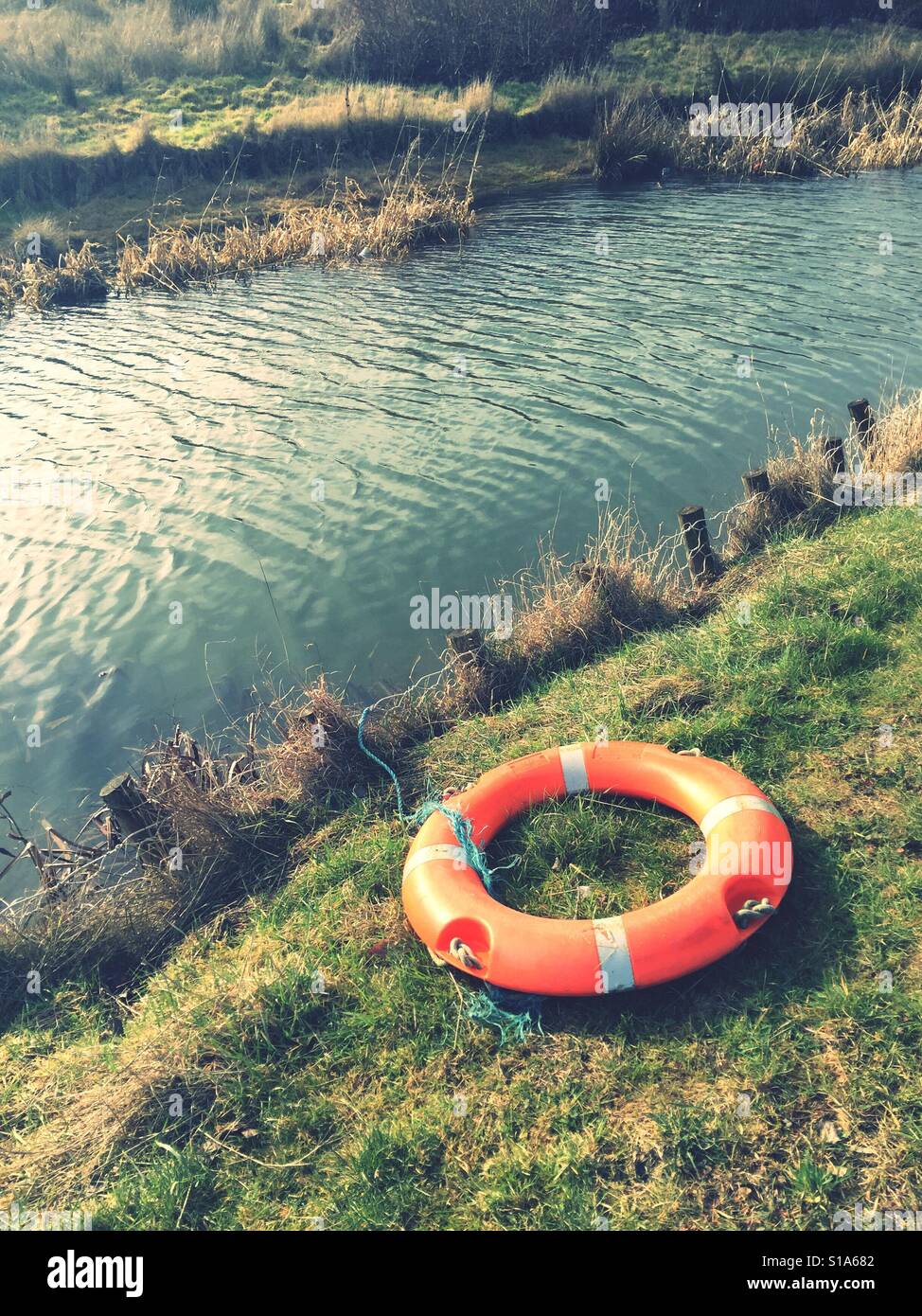 Rettungsring am Ufer des Kanals Stockfoto