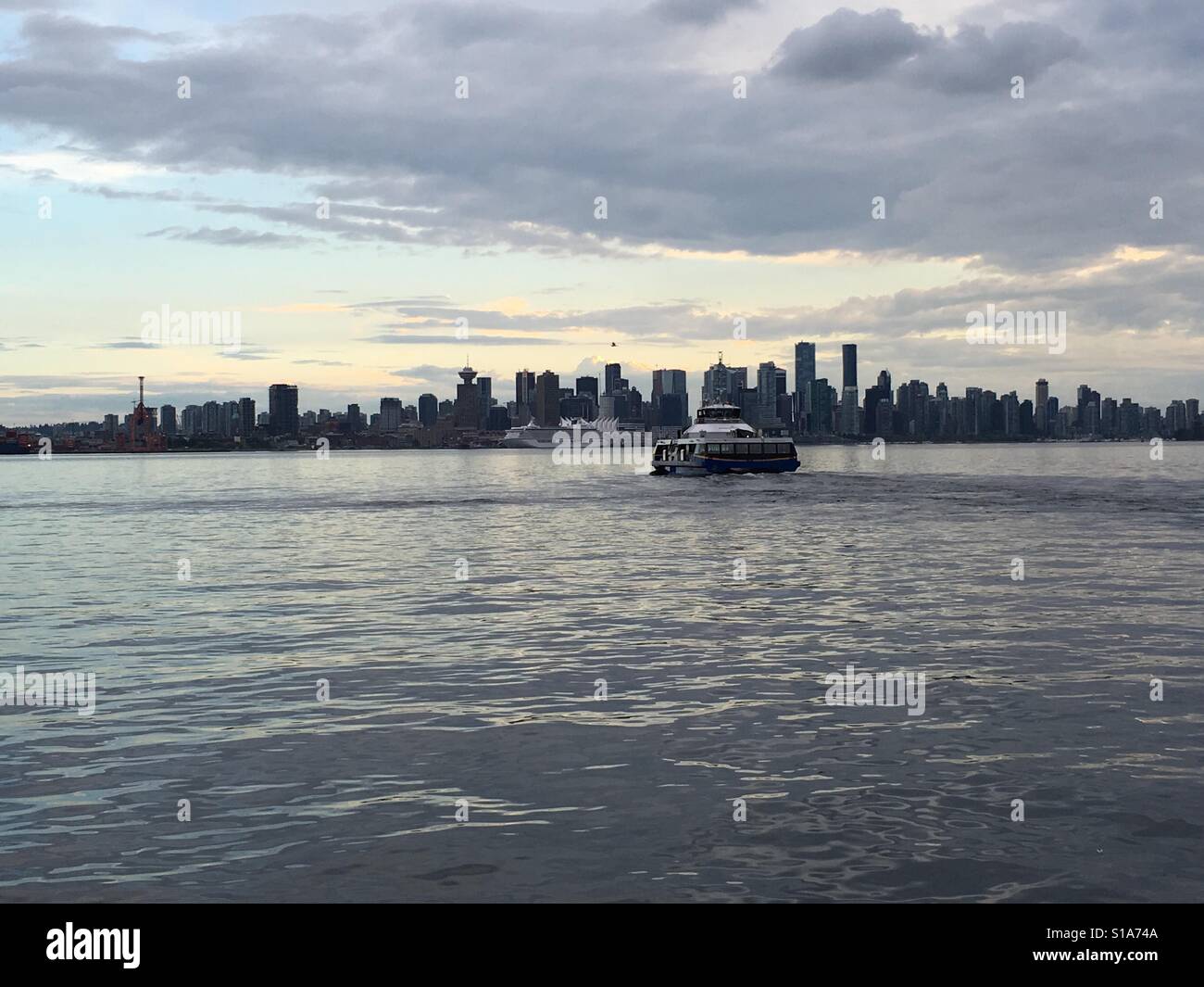 Skyline von Vancouver aus Lonsdale Quay in North Vancouver mit Blick auf Burrard Inlet Stockfoto