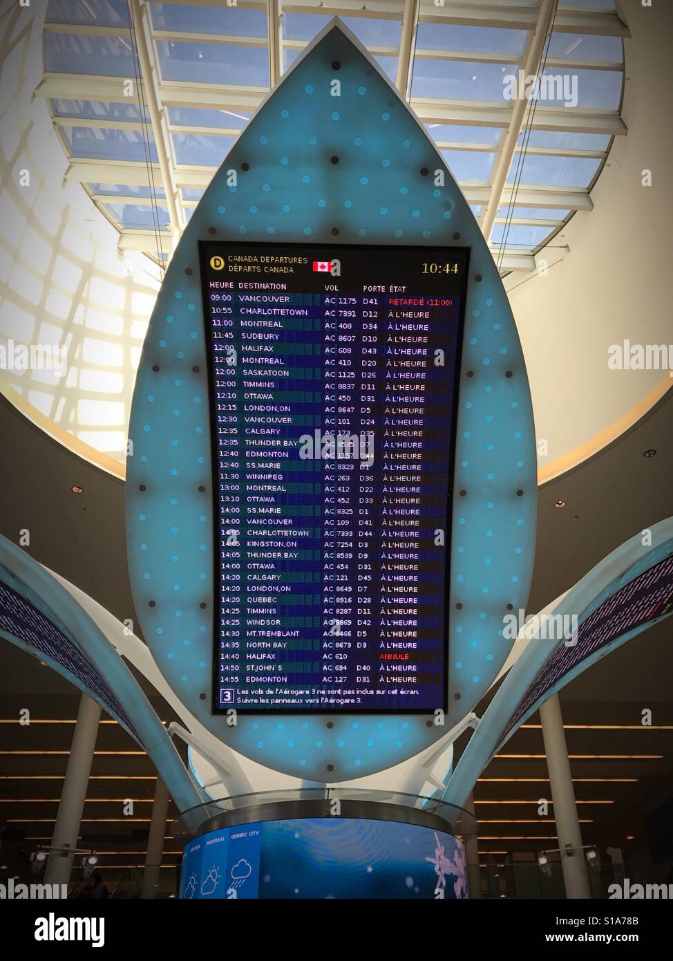 Flug-Info-Tafel in Toronto Pearson Flughafen, Terminal 1. Stockfoto