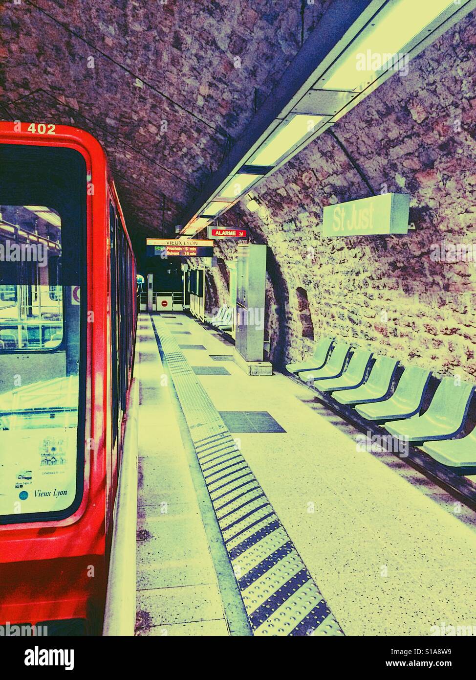 Zug in Saint-Just Seilbahnstation, Lyon, Auvergne, Frankreich, Europa - Smartphone-aufgenommenes Stockfoto