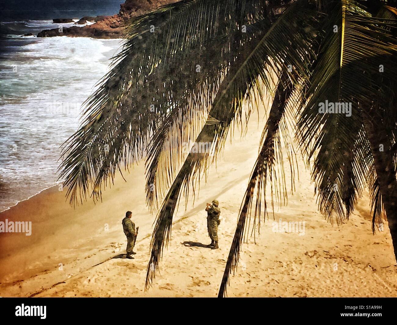 Militärs profitieren Sie von einem Strand Fototermin Fotografieren von einander mit ihren Handy-Kameras. Stockfoto