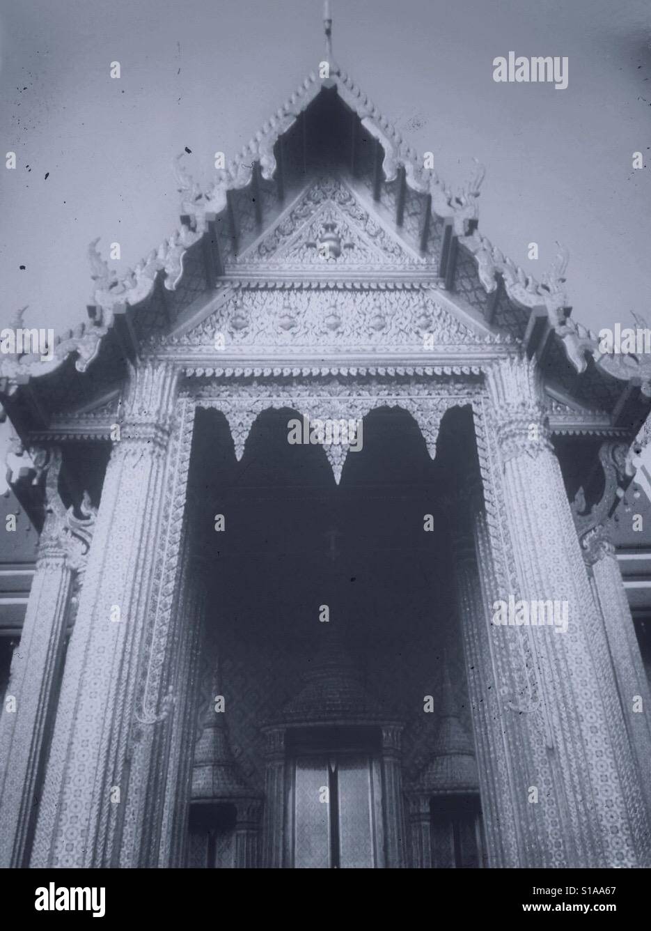 Das Tor des Grand Palace Bangkok, Thailand in schwarz / weiß Stockfoto