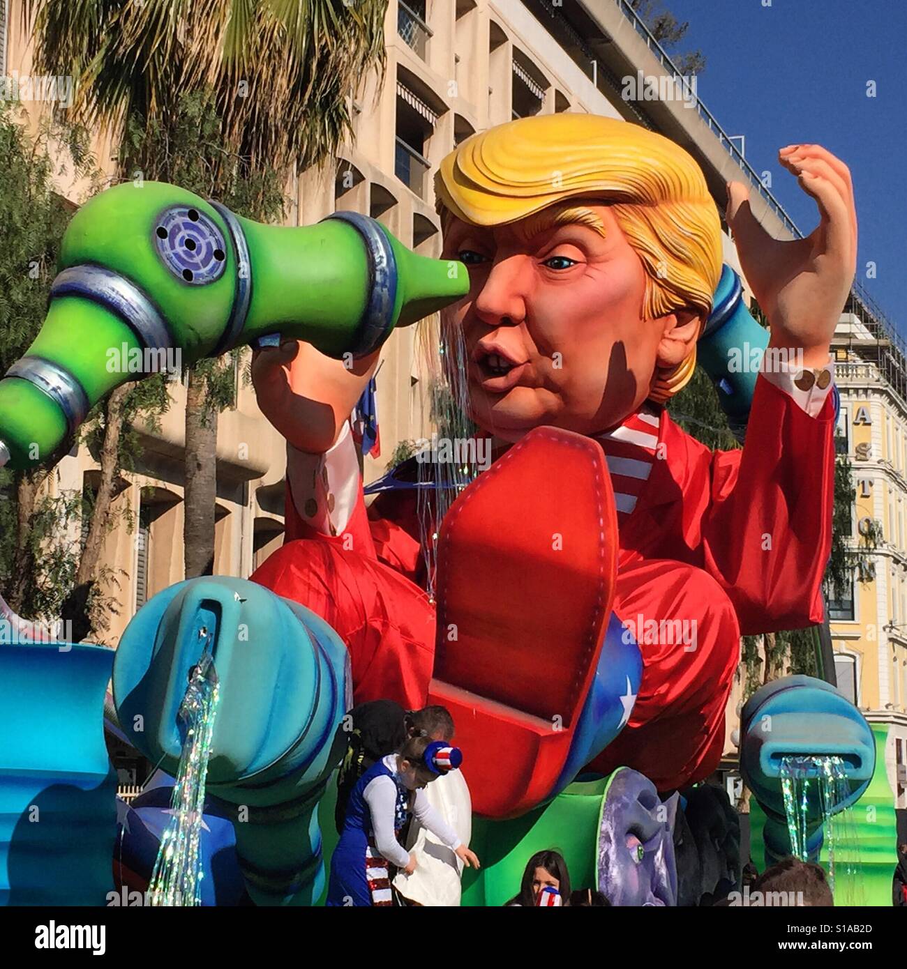 Darstellung von Donald Trump immer seine Haare braun trocken während der schönen Carnaval zu schweben Stockfoto