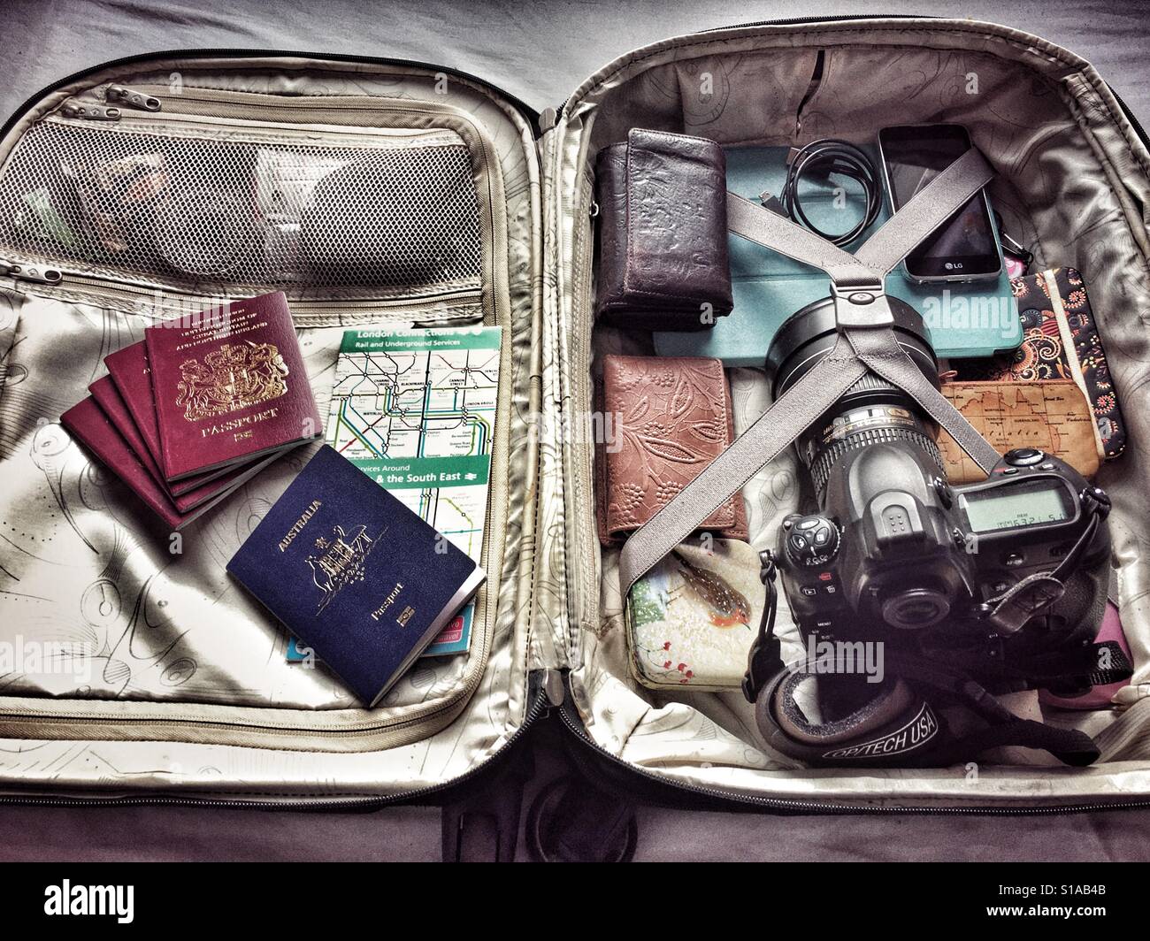 Tasche verpackt, bereit zu gehen - Smartphone-aufgenommenes Stockfoto