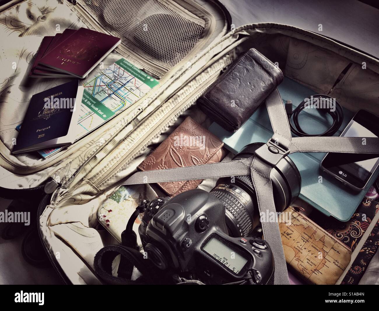 Tasche verpackt, bereit zu gehen - Smartphone-aufgenommenes Stockfoto