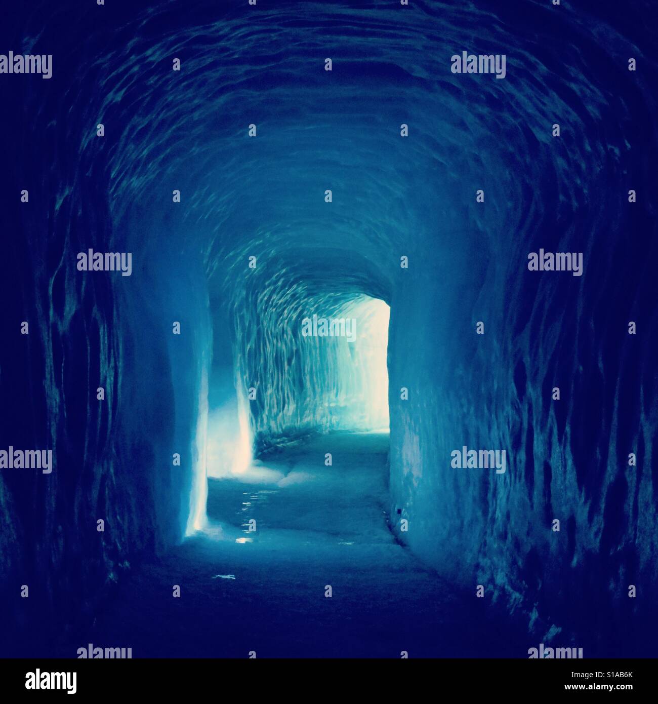 Eistunnel, Island - Smartphone-aufgenommenes Stockfoto