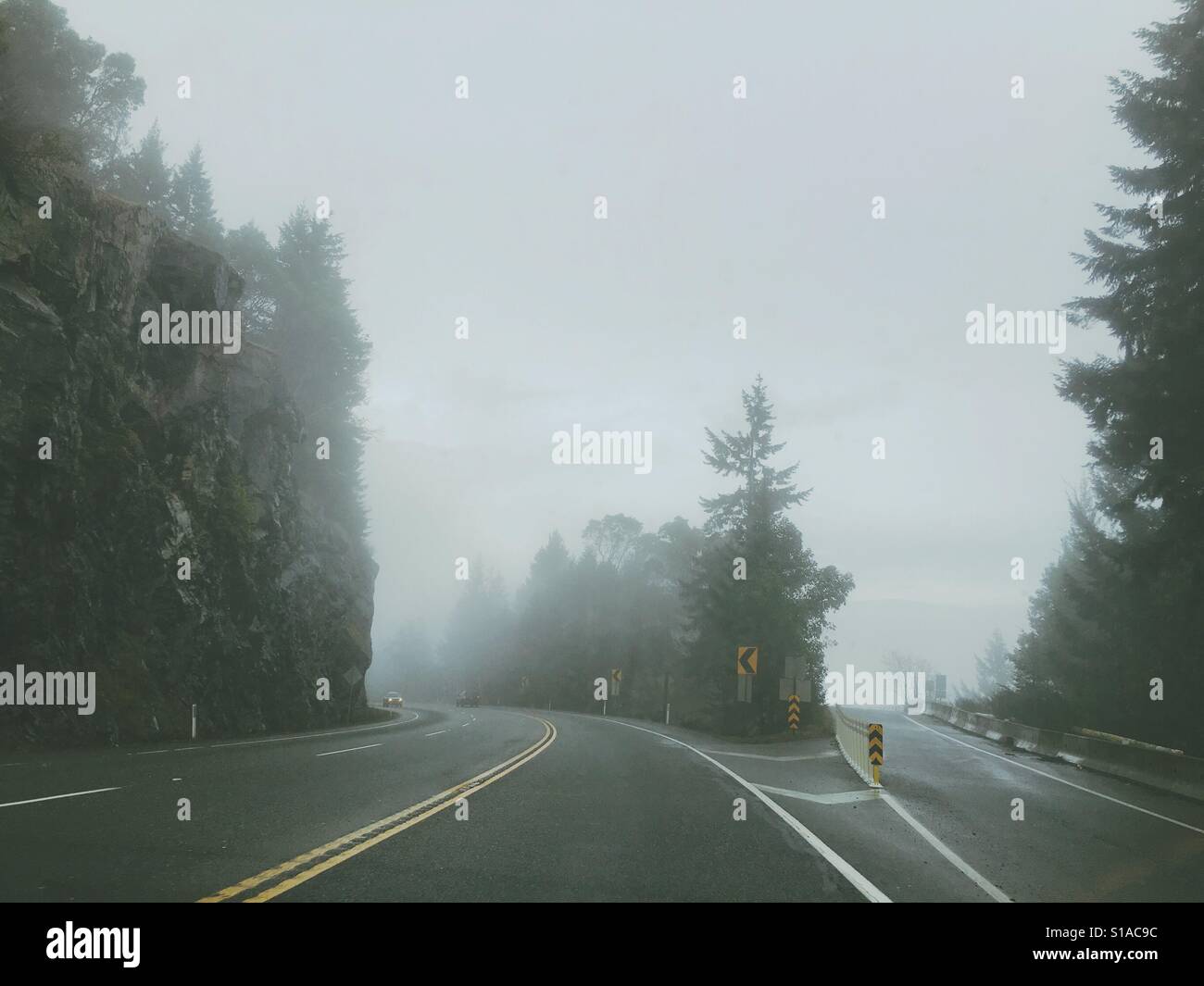 Malahat Autobahn im Nebel durch Bäume mit ausziehbaren zur Seite Stockfoto
