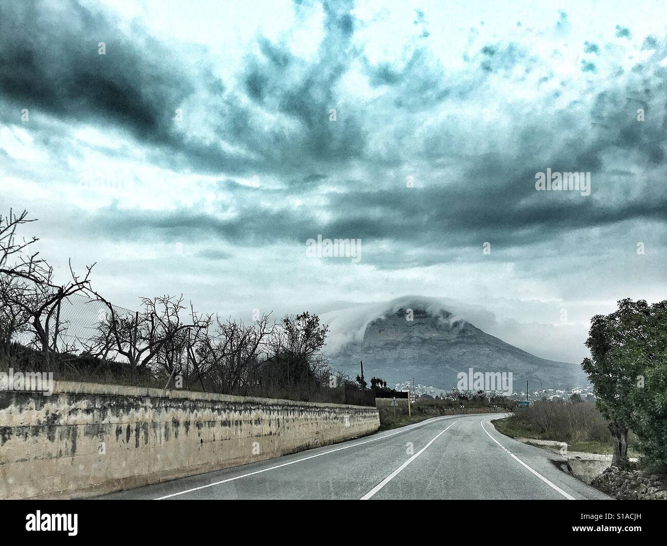 Wolken über den Berg Montgó, Javea - Spanien Stockfoto