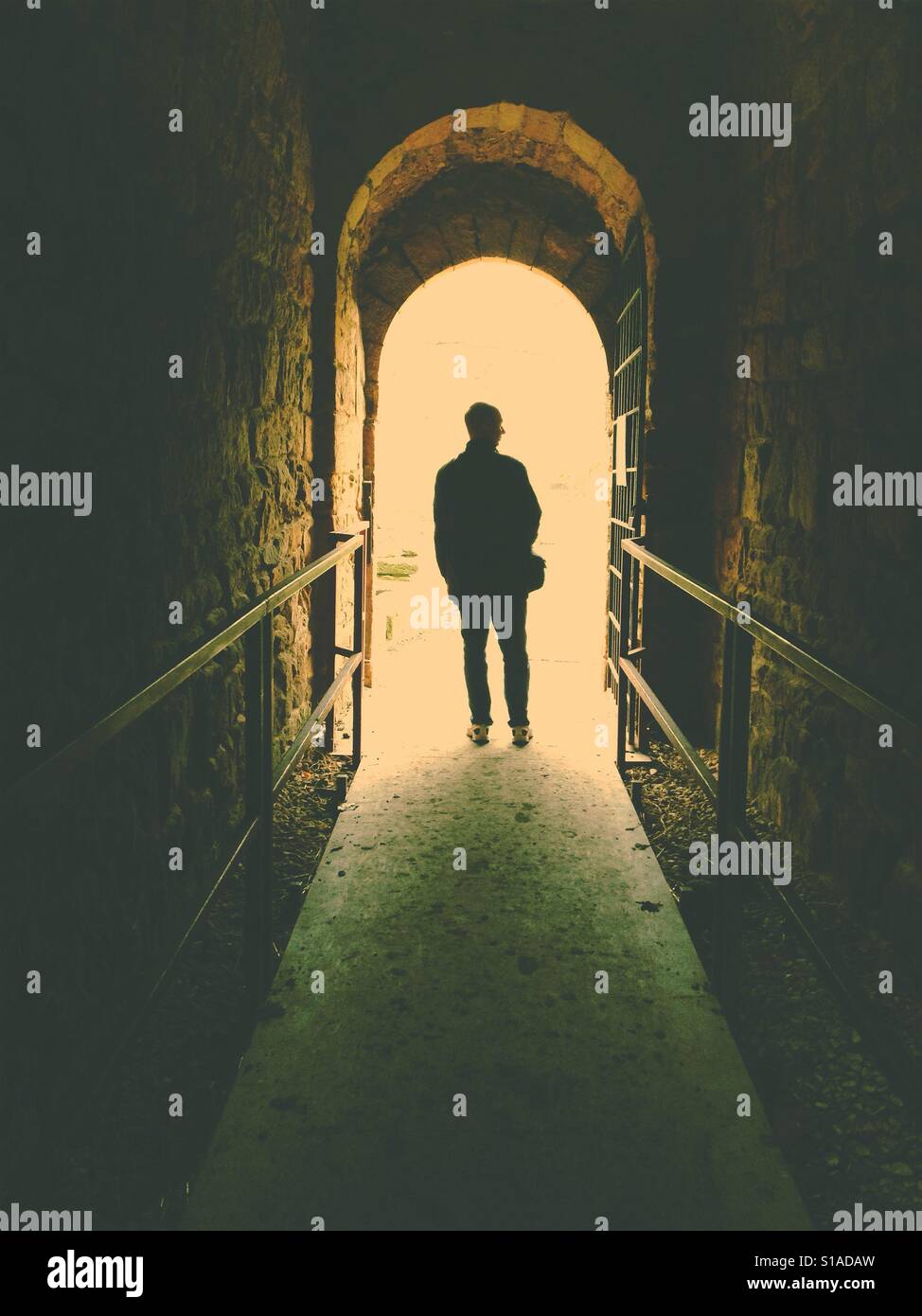 Silhouette eines Mannes am Ende eines Tunnels - Smartphone-aufgenommenes Stockfoto