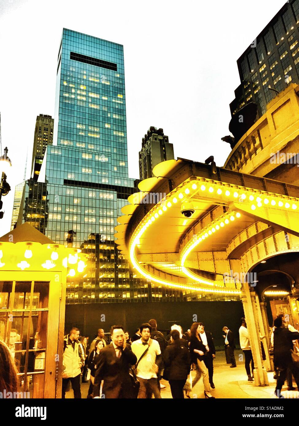 Viel beschäftigte Leute außerhalb der Hauptverkehrszeit Grand Central Station Terminal Manhattan New York City Massen - Smartphone-aufgenommenes Stockfoto
