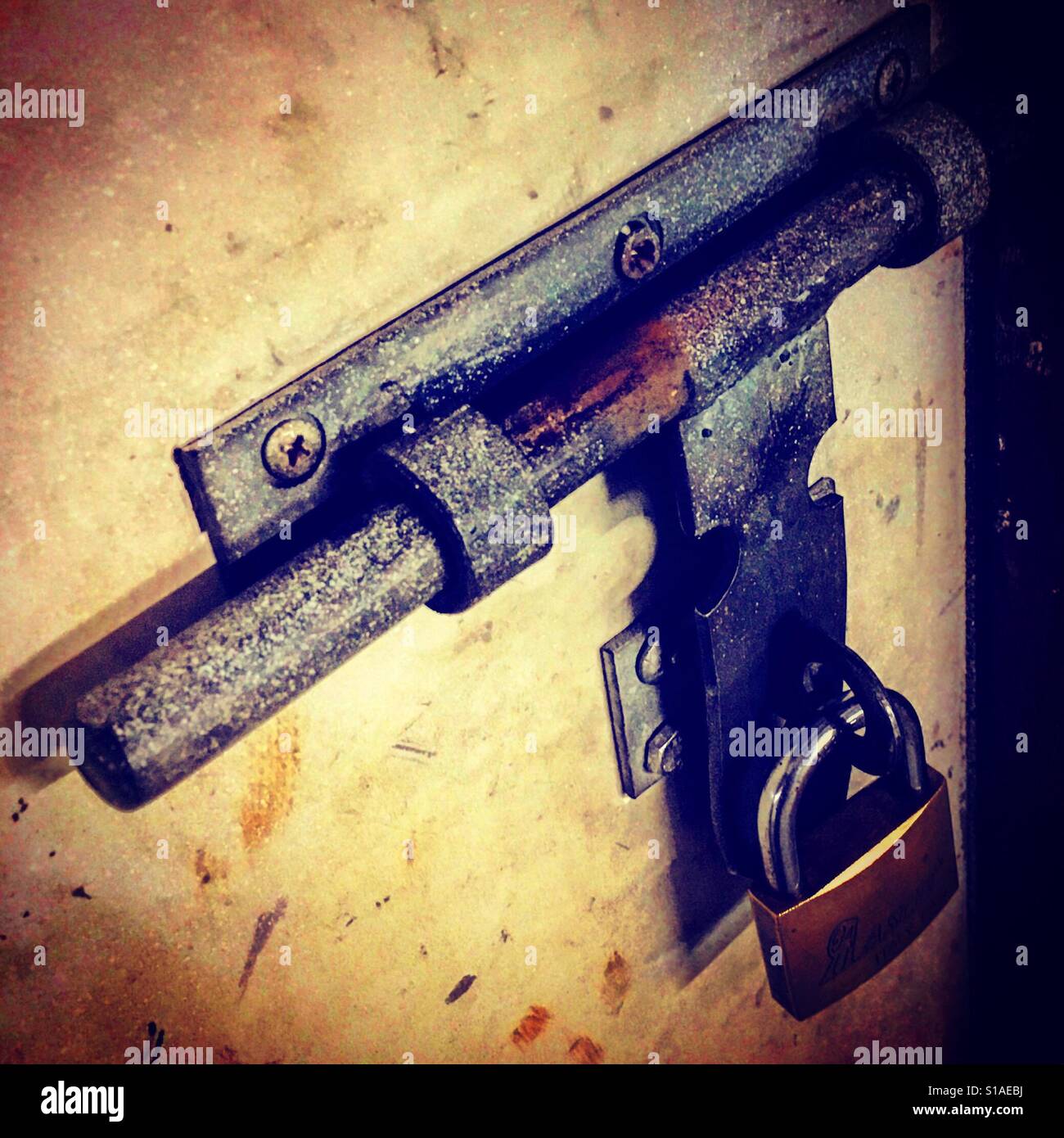 verschlossene Tür mit einem cadenas Stockfoto