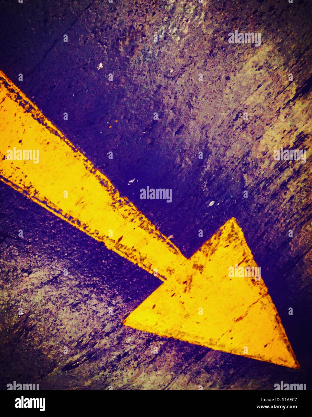 Pfeil in der gelben Farbe unten rechts zeigt Stockfoto