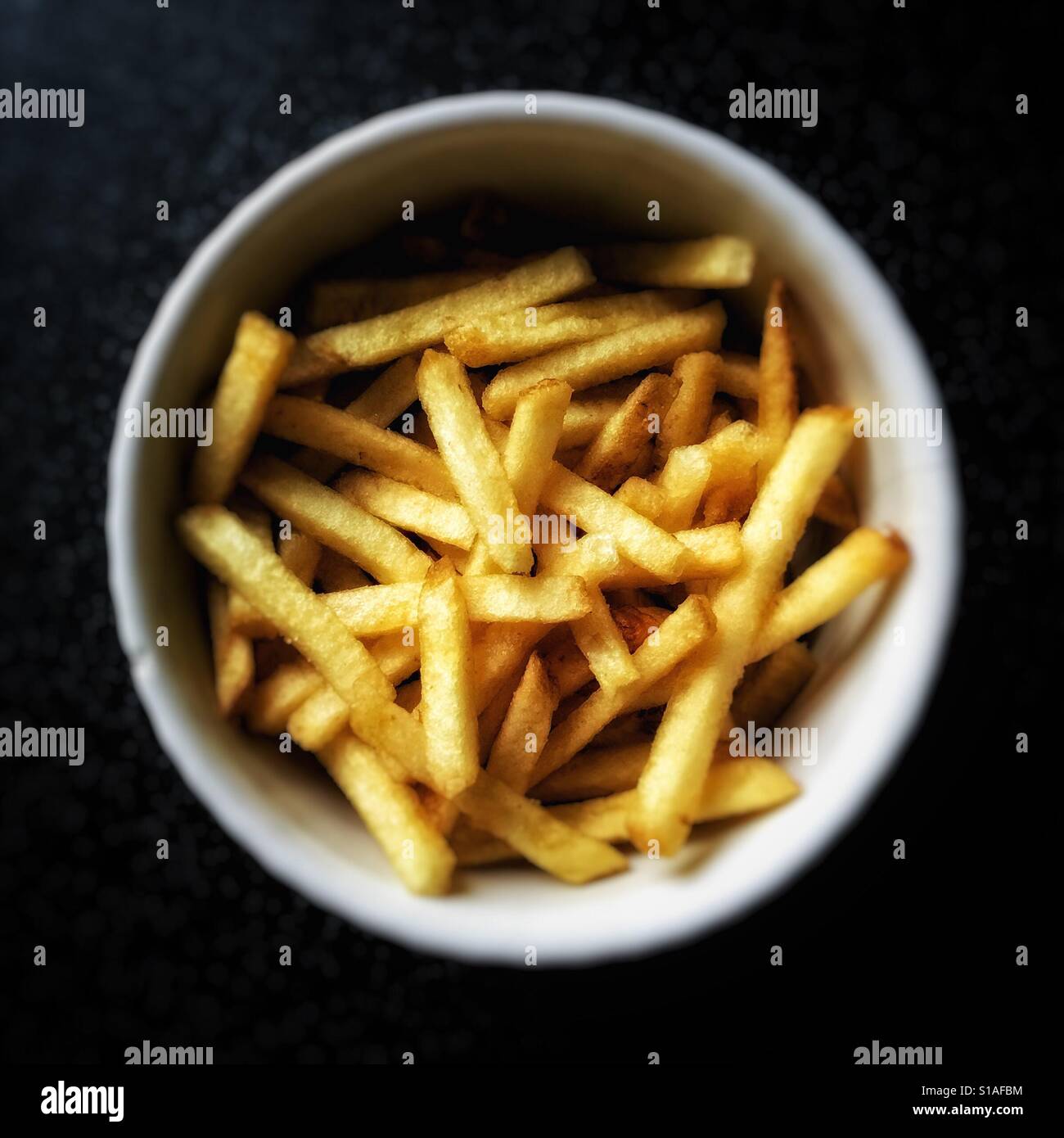 Kartoffelstifte in einer runden Töpfchen-Schüssel Stockfoto