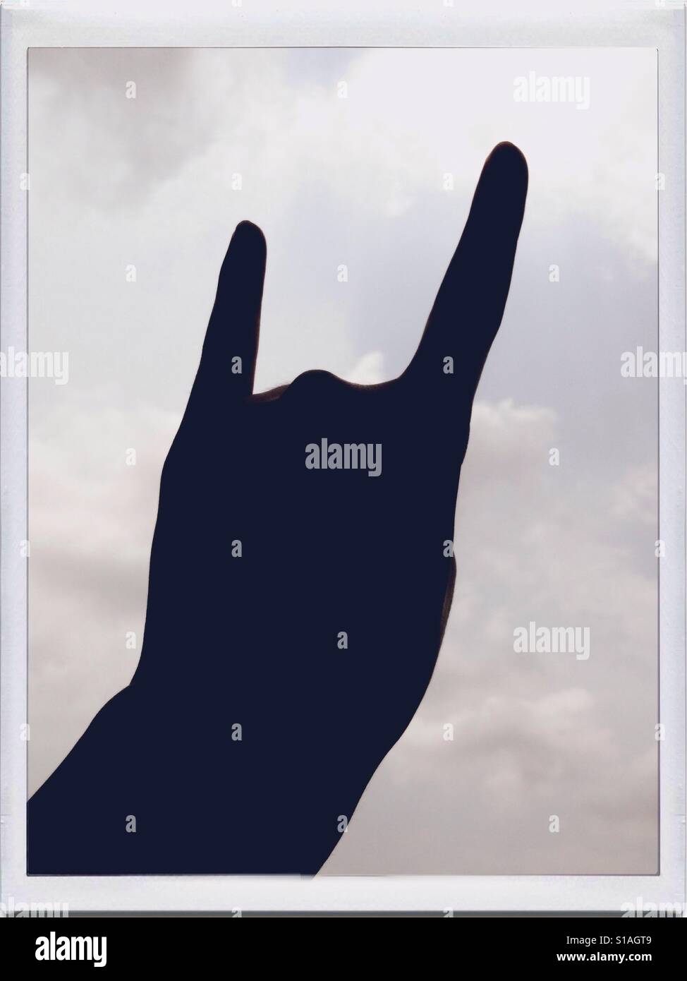 Blechschild Hand mit Himmelshintergrund Stockfoto