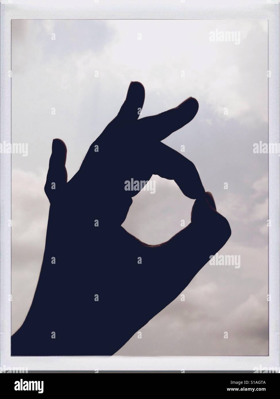 OK Zeichen Hand mit Himmelshintergrund Stockfoto