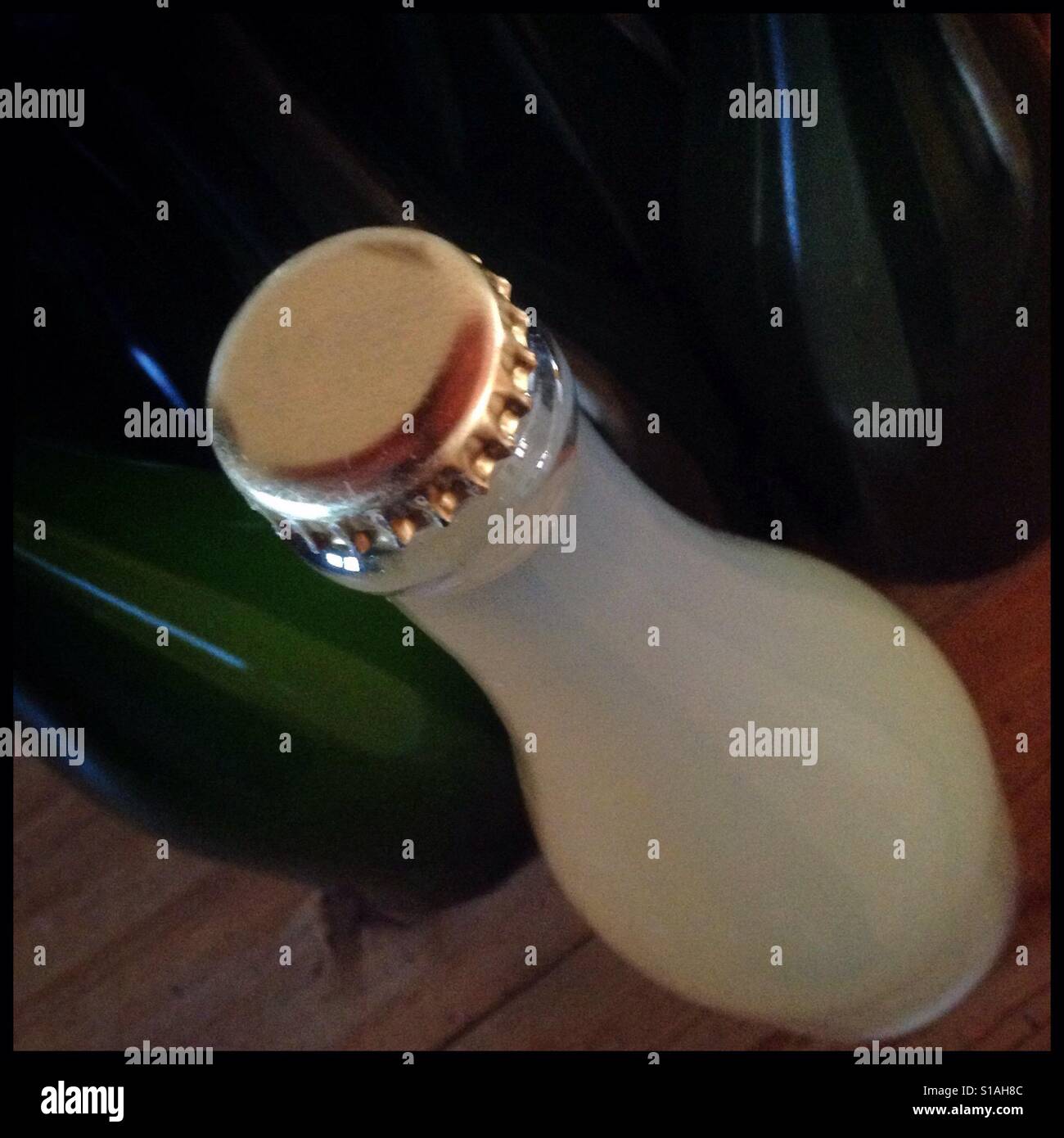 Schaumwein herstellen  Flaschengärung. - Smartphone-aufgenommenes Stockfoto