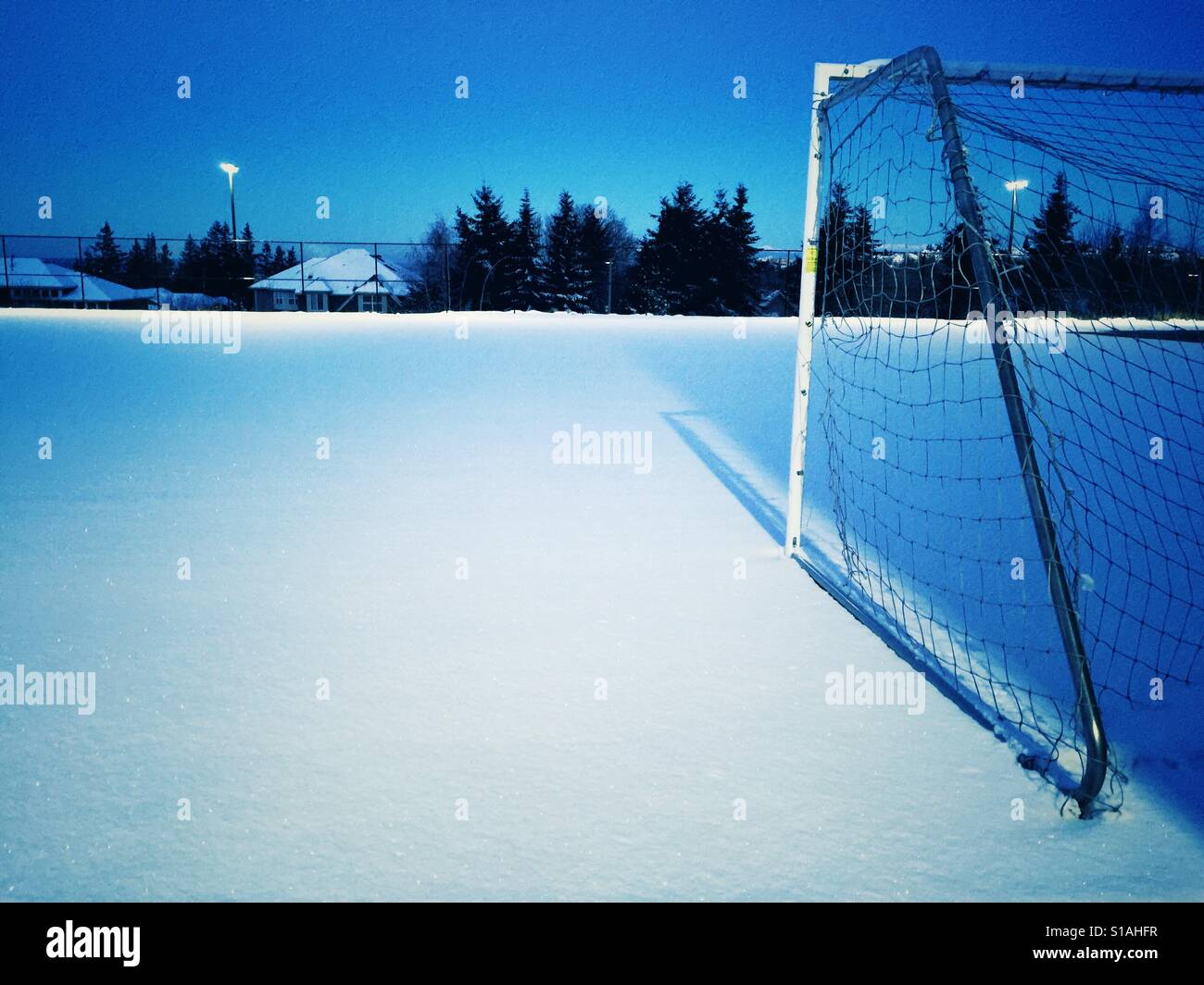 Fußball-Tor auf das Schneefeld - Smartphone-aufgenommenes Stockfoto
