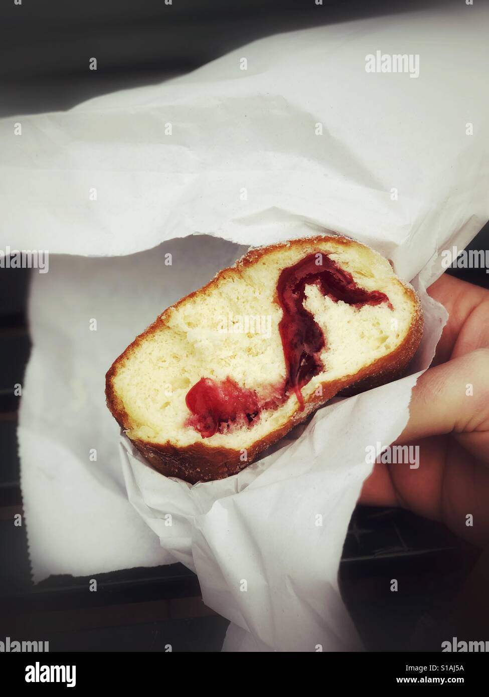 Einen Marmelade Krapfen Essen - Smartphone-aufgenommenes Stockfoto