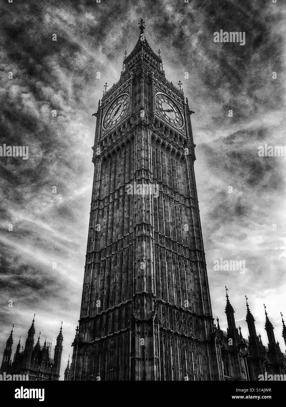 Schwarz / weiß Foto von Elizabeth Tower, besser bekannt als Big Ben, unter einem dramatischen Himmel in Westminster, London, England, UK. Stockfoto