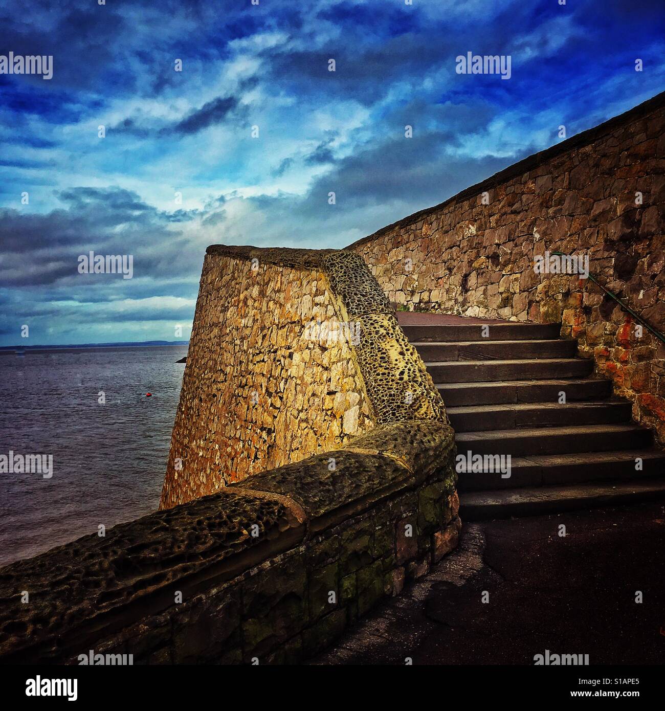 Der Gehweg mit Schritte entlang der Küste in Weston Super Mare, North Somerset, England - Smartphone-aufgenommenes Stockfoto