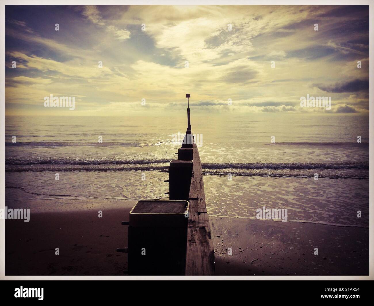 Wellenbrecher am Strand von Bournemouth Dorset UK - Smartphone-aufgenommenes Stockfoto