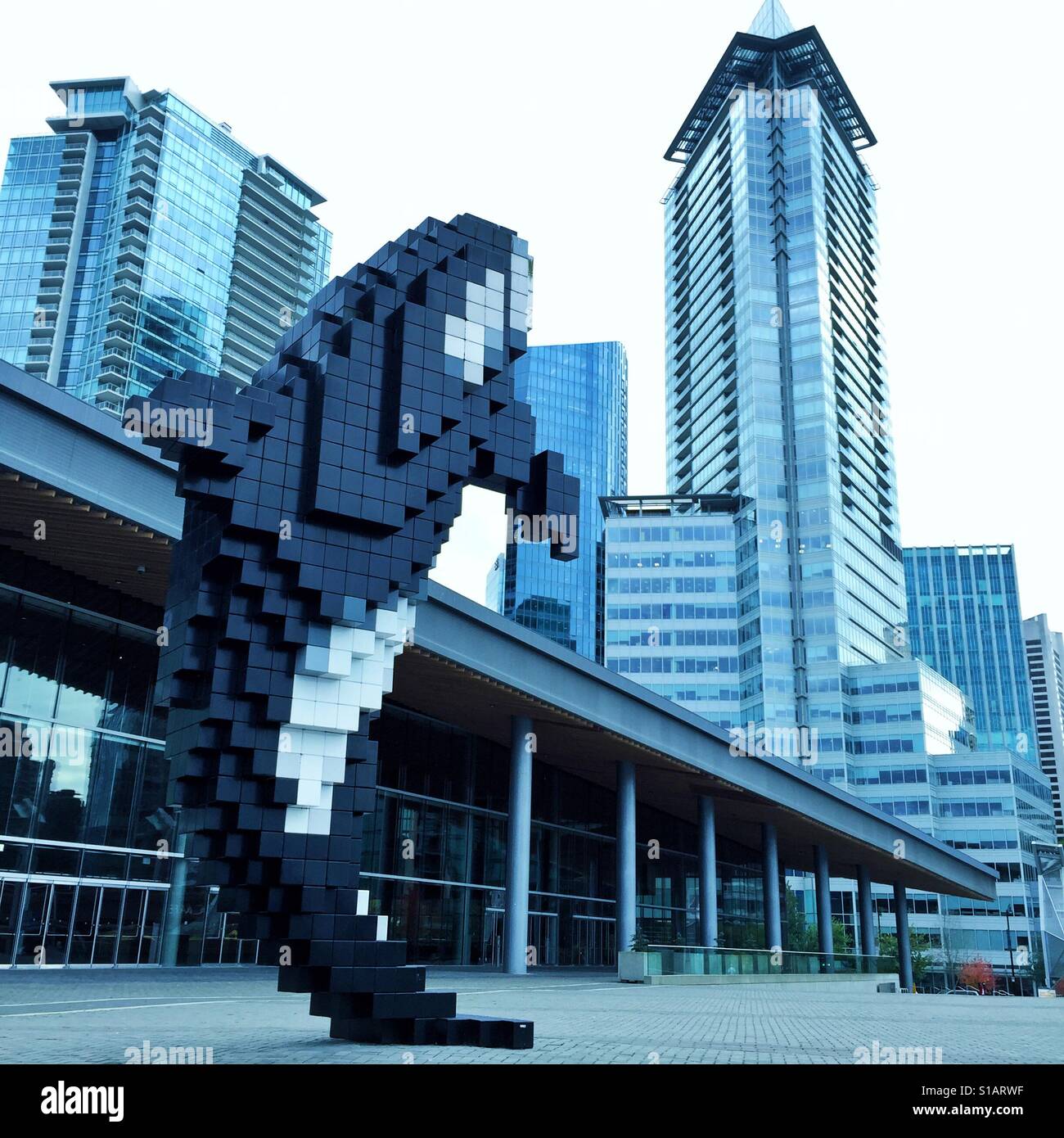 Digital Orca ist eine 2009-Skulptur von einem Killer-Wal von Douglas Coupland, installiert neben Vancouver Convention Centre in Vancouver, British Columbia, Kanada. Stockfoto