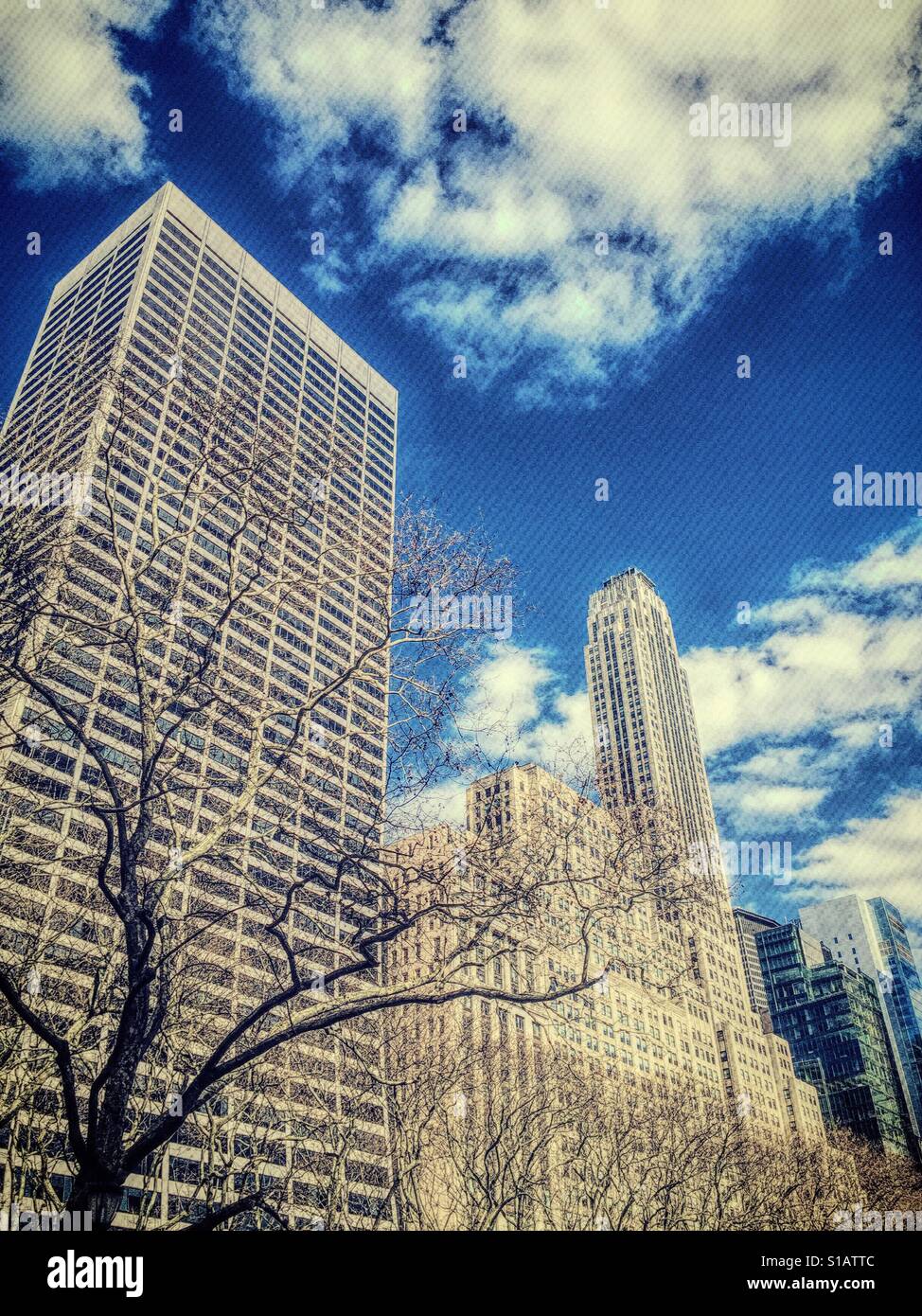 Wolkenkratzer auf der 42nd Street gegenüber dem Bryant Park im Winter, Midtown Manhattan, NYC, USA Stockfoto