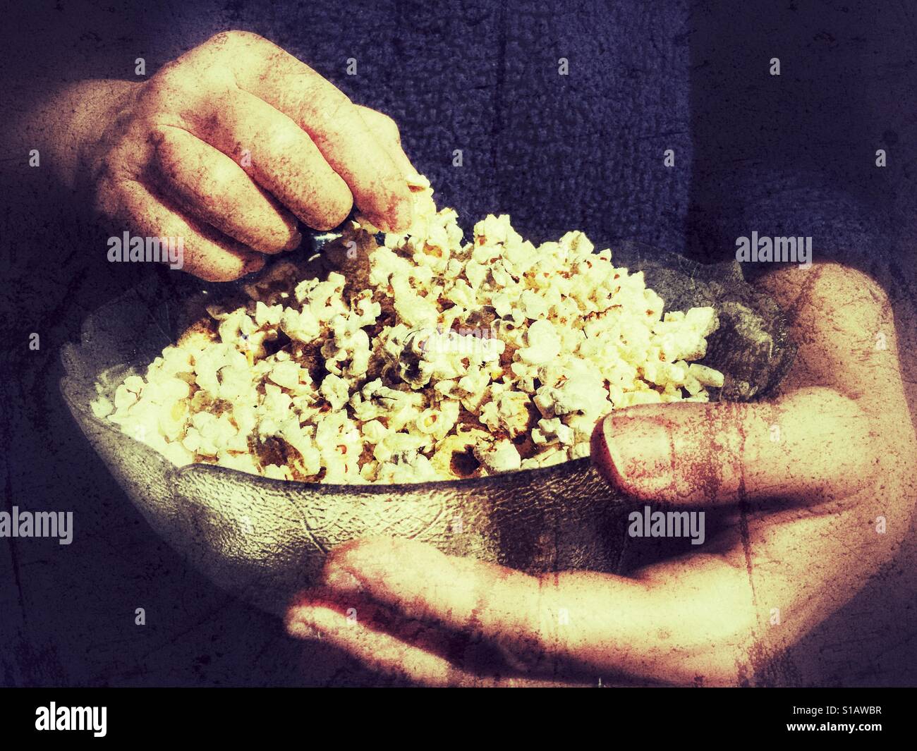 Frau hält eine Schüssel Popcorn - Smartphone-aufgenommenes Stockfoto