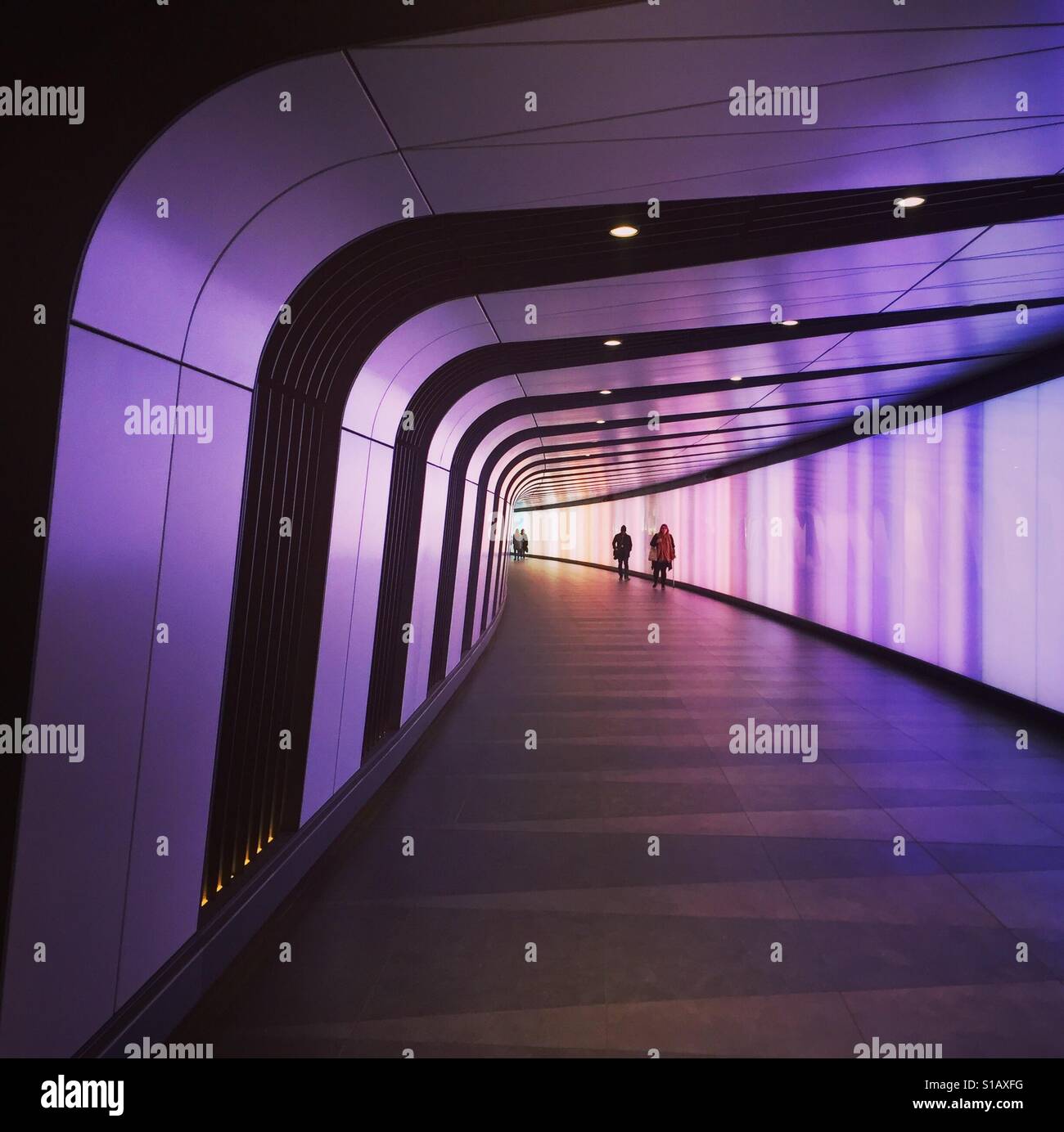 Lila Tunnel London UK - Smartphone-aufgenommenes Stockfoto