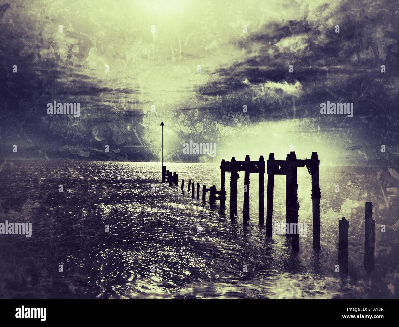 Hölzernen Wellenbrecher Bawdsey Ferry Suffolk UK - Smartphone-aufgenommenes Stockfoto