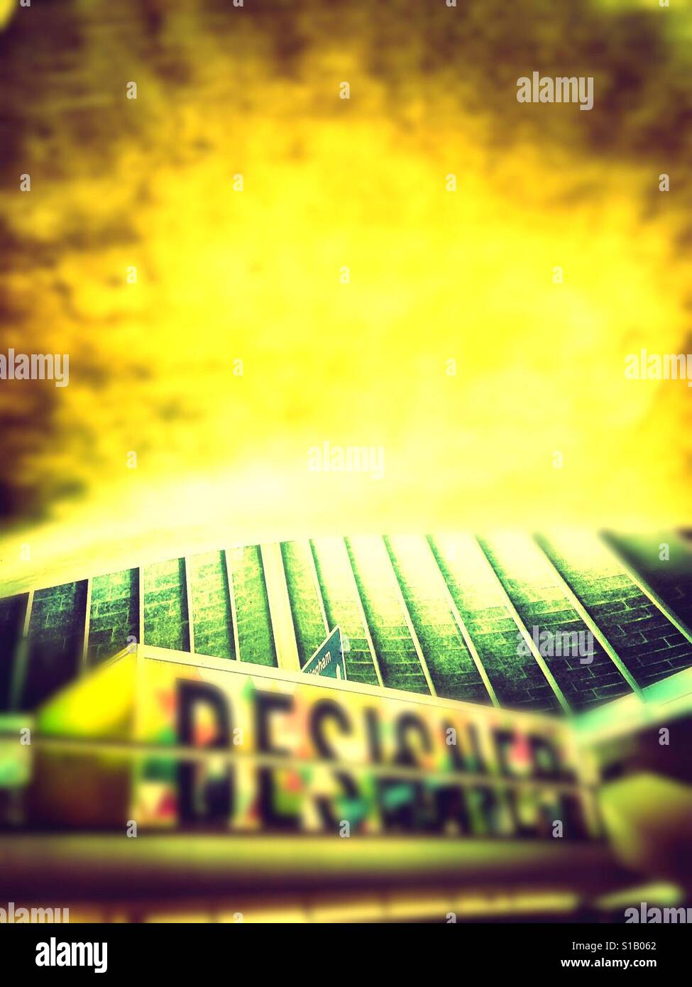 Wort-Designer verschwommen, Design Museum, Kensington, London, England - Smartphone-aufgenommenes Stockfoto