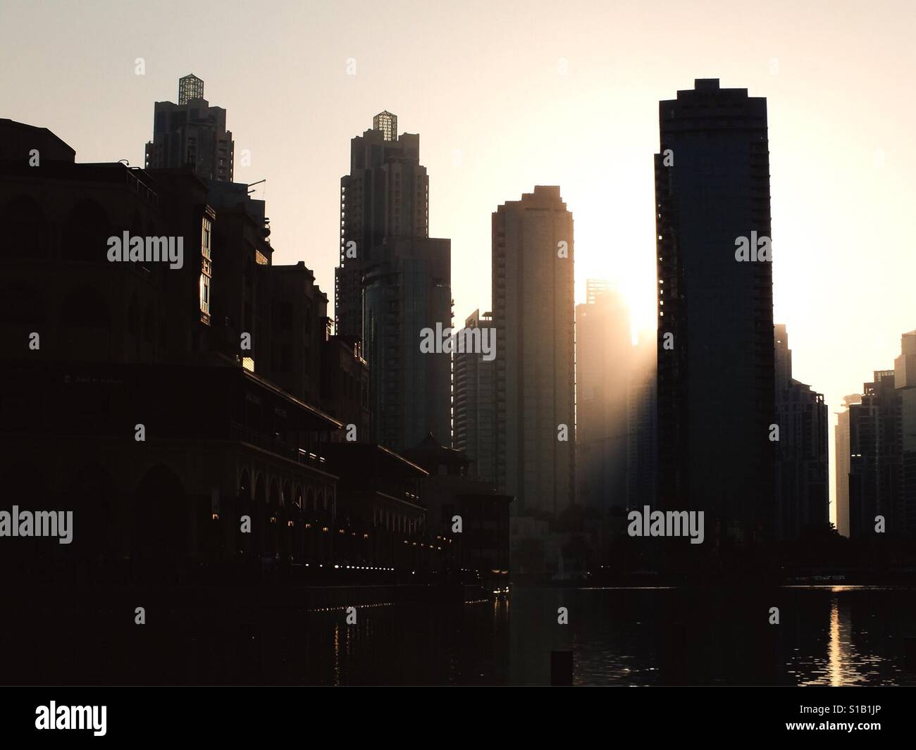 Sonnenuntergang Silhouetten in Downtown dubai Stockfoto